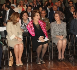 Doña Sofía en primera fila de asientos junto a la Princesa Wijdan Al-Hashemi de Jordania, la Princesa Alia Bint Al-Hussein de Jordania, la Princesa Do
